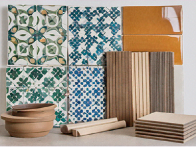 Uma variedade de materiais de construção, incluindo azulejos, tábuas de madeira e latas de tinta dispostas sobre uma superfície de madeira.